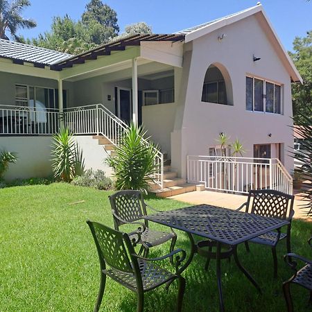 8 On Acacia Guesthouse Bedfordview Екстер'єр фото