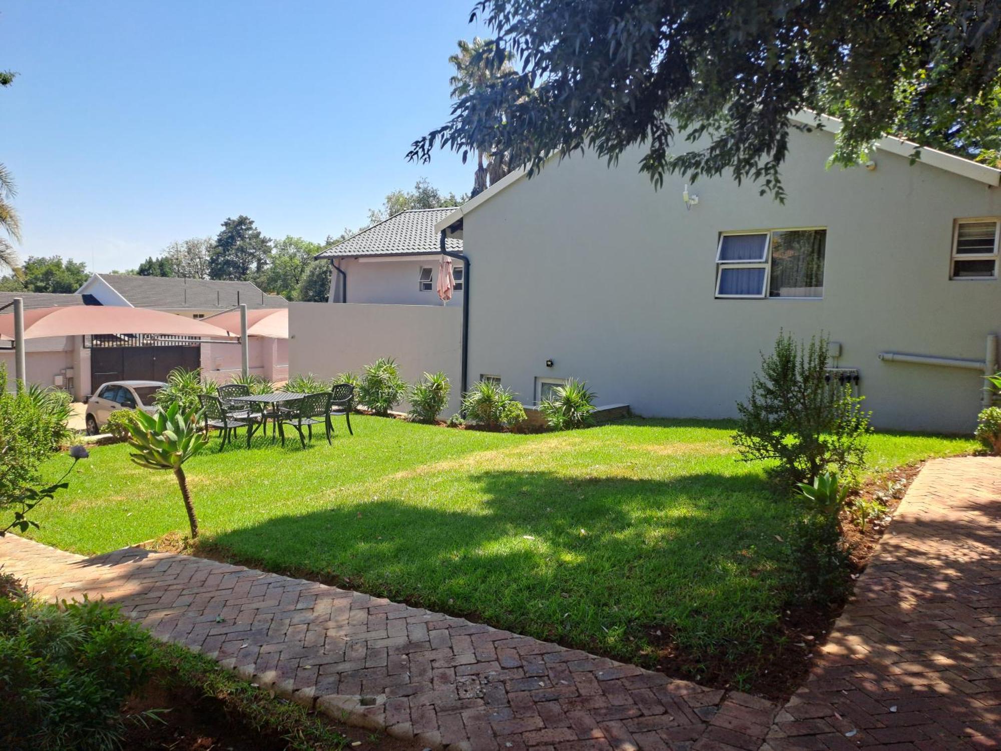 8 On Acacia Guesthouse Bedfordview Екстер'єр фото