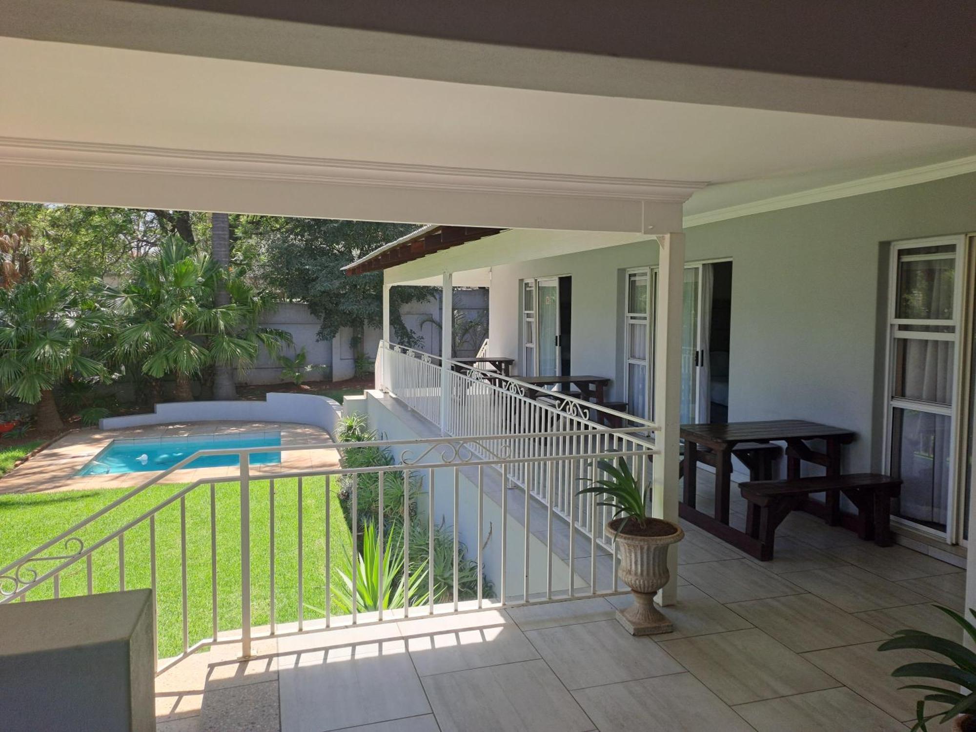 8 On Acacia Guesthouse Bedfordview Екстер'єр фото