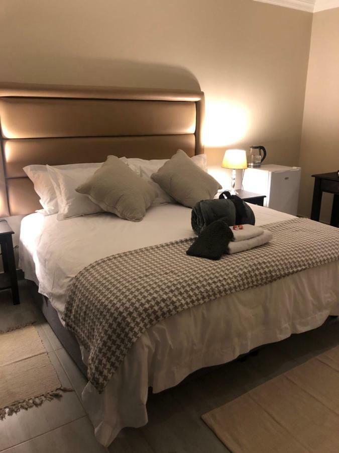 8 On Acacia Guesthouse Bedfordview Екстер'єр фото