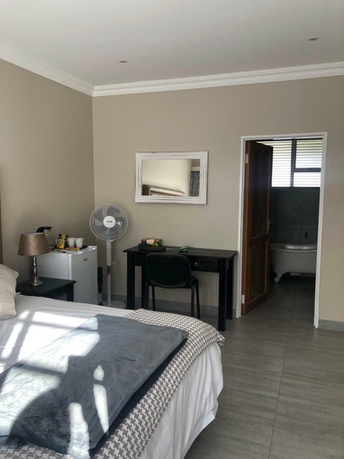 8 On Acacia Guesthouse Bedfordview Екстер'єр фото