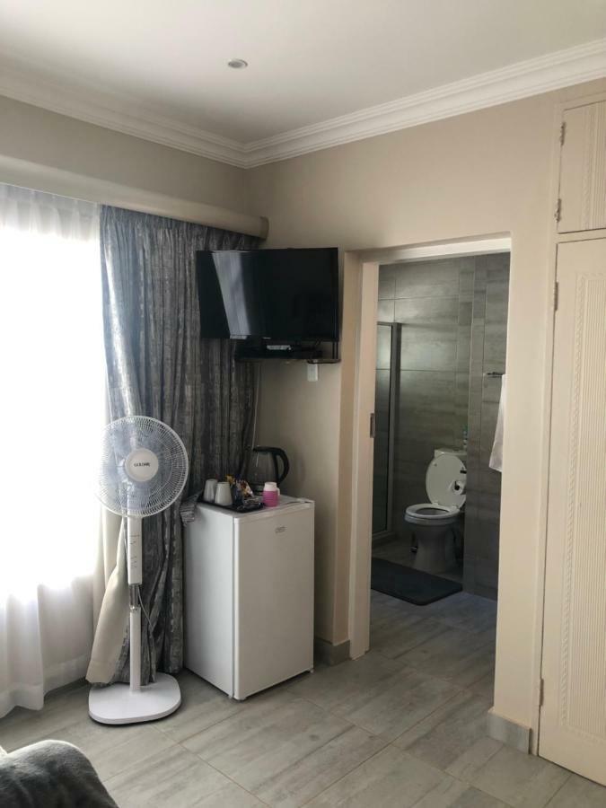 8 On Acacia Guesthouse Bedfordview Екстер'єр фото