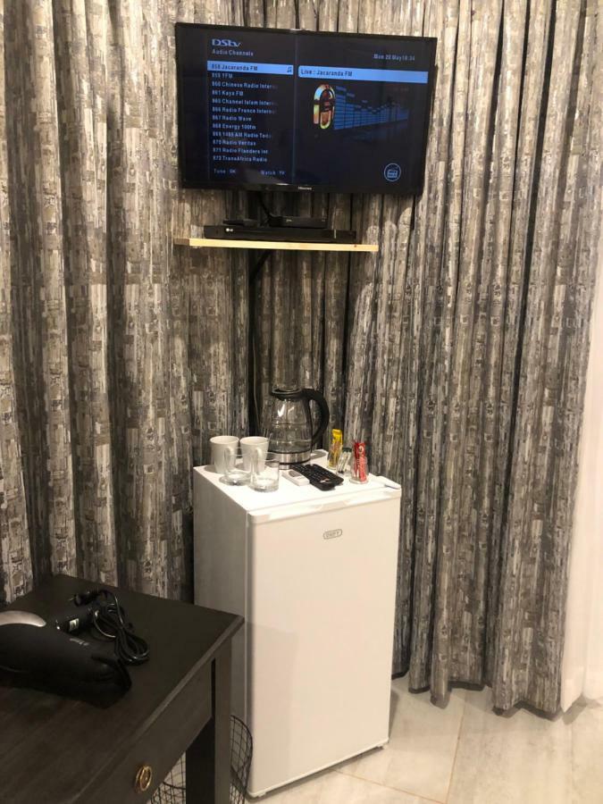8 On Acacia Guesthouse Bedfordview Екстер'єр фото
