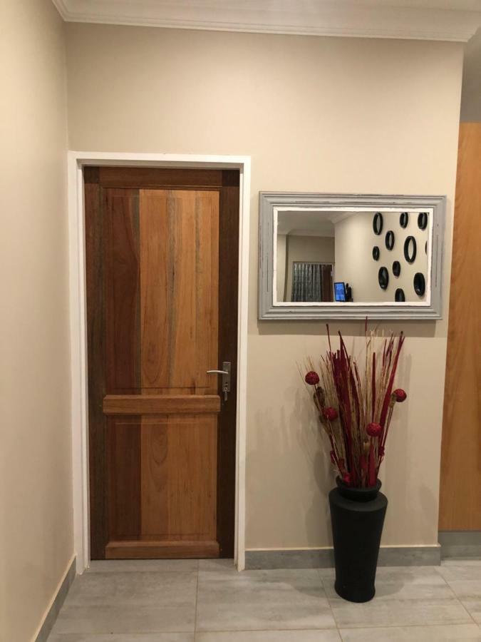 8 On Acacia Guesthouse Bedfordview Екстер'єр фото