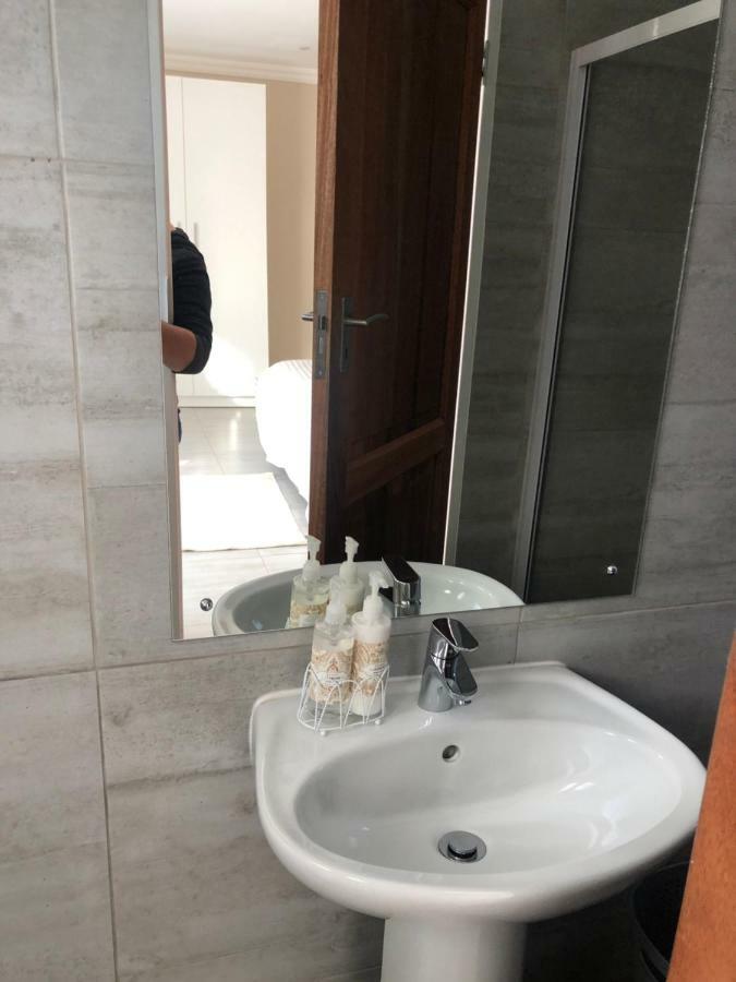 8 On Acacia Guesthouse Bedfordview Екстер'єр фото