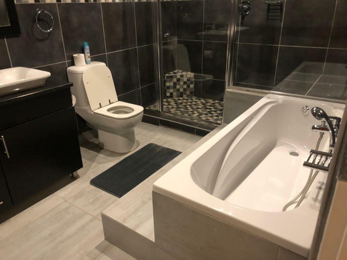 8 On Acacia Guesthouse Bedfordview Екстер'єр фото