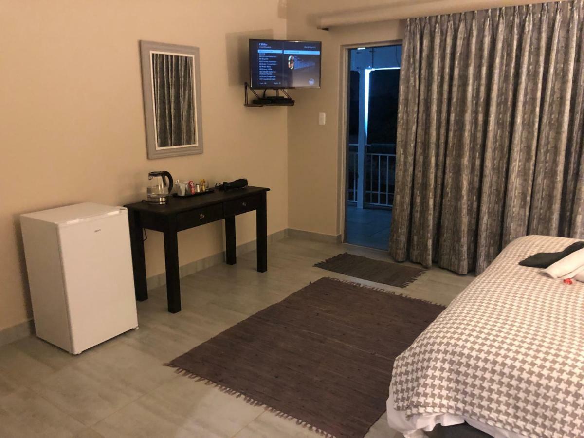 8 On Acacia Guesthouse Bedfordview Екстер'єр фото