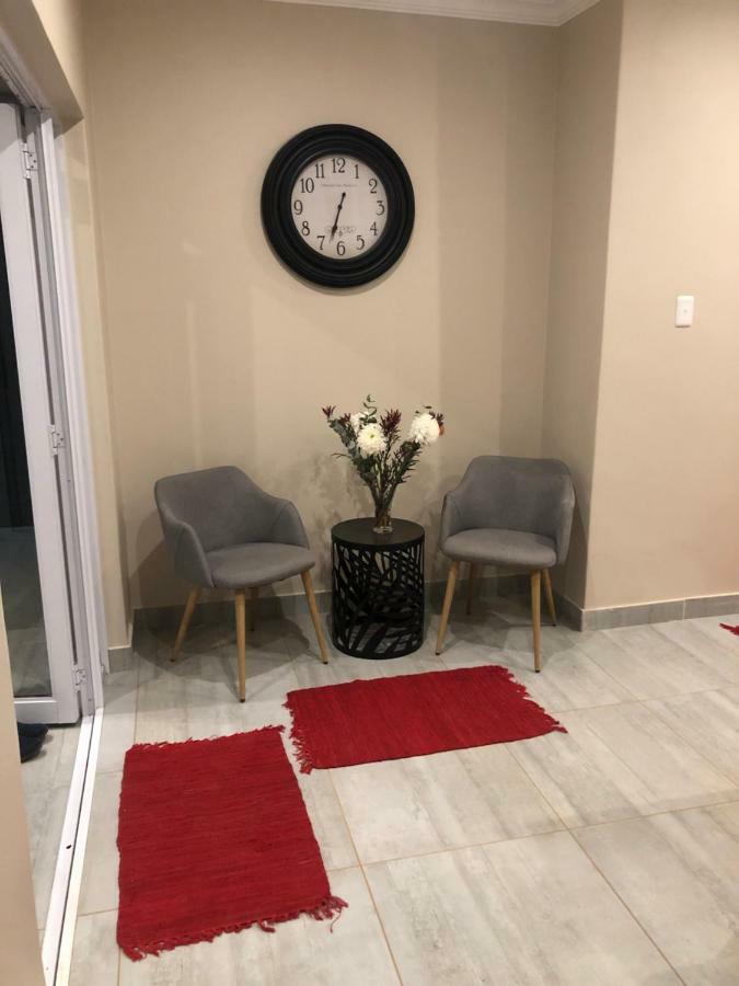 8 On Acacia Guesthouse Bedfordview Екстер'єр фото