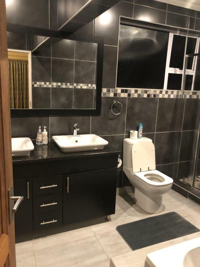8 On Acacia Guesthouse Bedfordview Екстер'єр фото