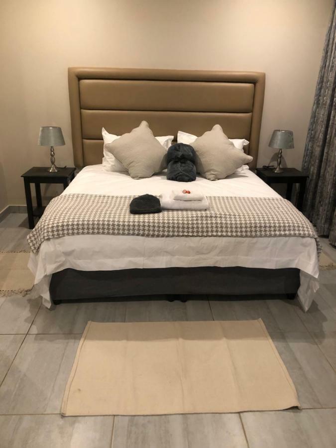 8 On Acacia Guesthouse Bedfordview Екстер'єр фото