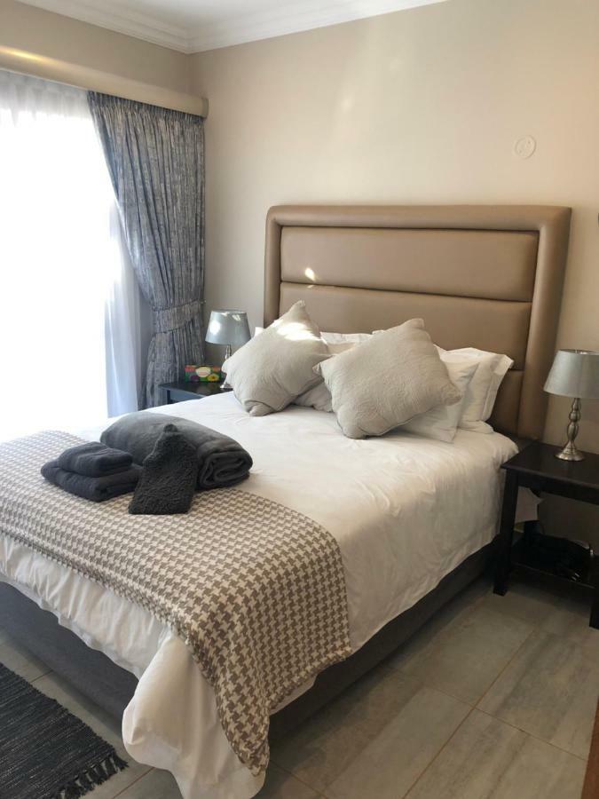 8 On Acacia Guesthouse Bedfordview Екстер'єр фото