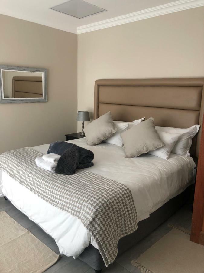 8 On Acacia Guesthouse Bedfordview Екстер'єр фото