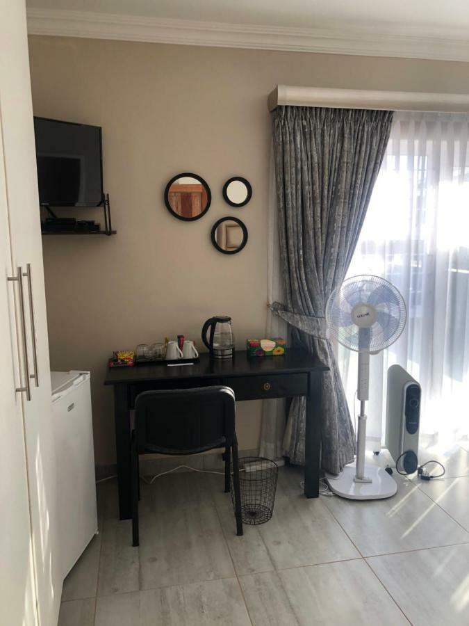 8 On Acacia Guesthouse Bedfordview Екстер'єр фото