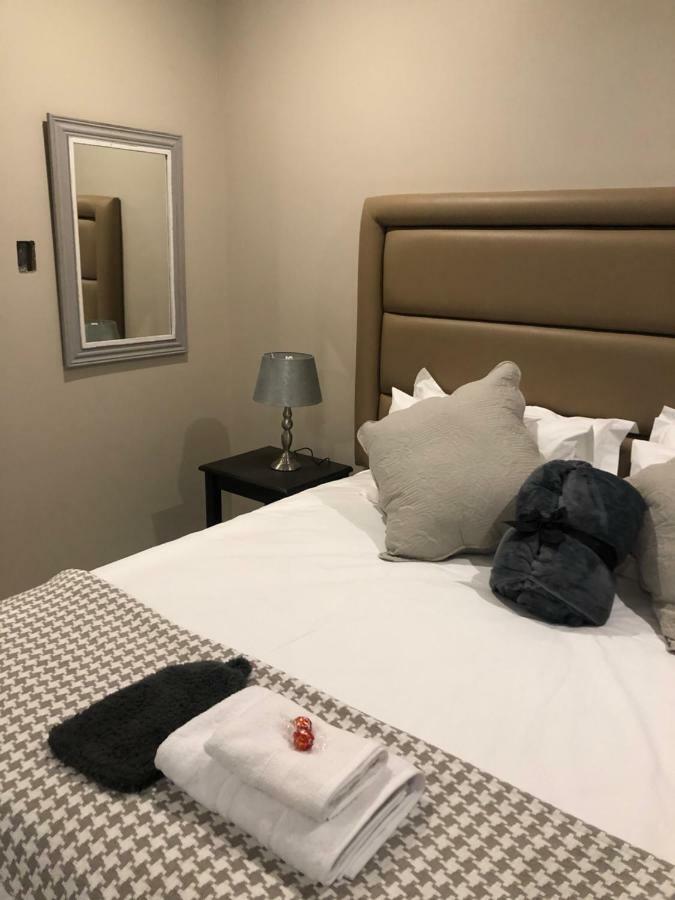 8 On Acacia Guesthouse Bedfordview Екстер'єр фото