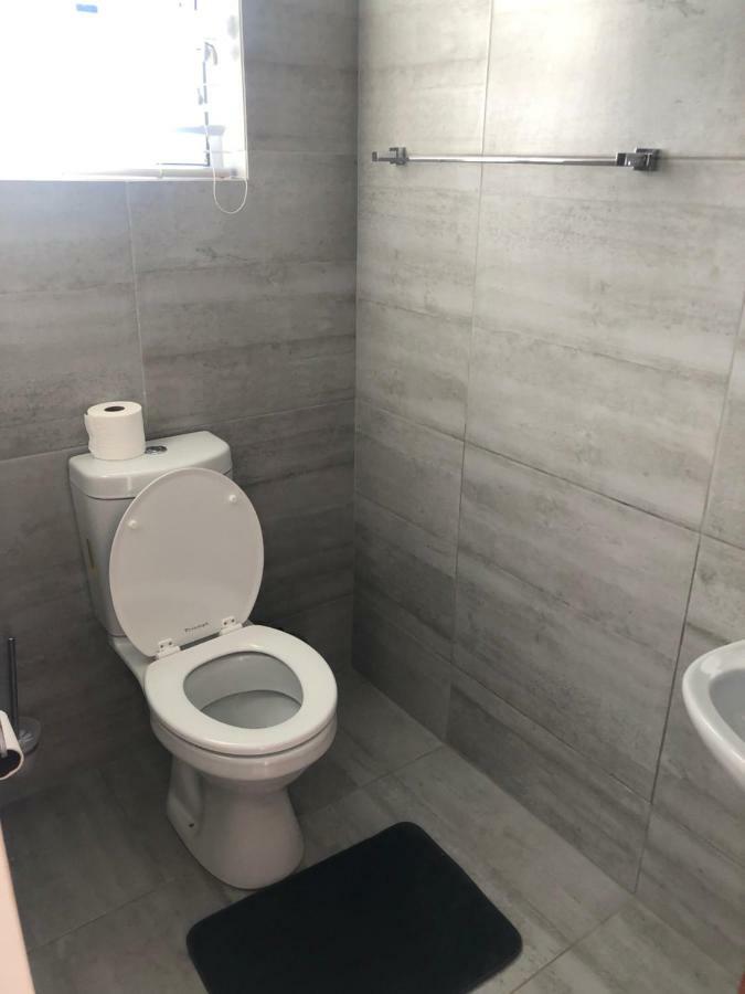 8 On Acacia Guesthouse Bedfordview Екстер'єр фото