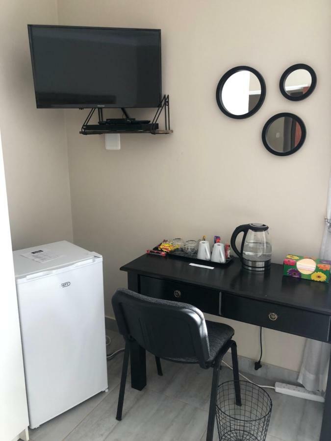8 On Acacia Guesthouse Bedfordview Екстер'єр фото