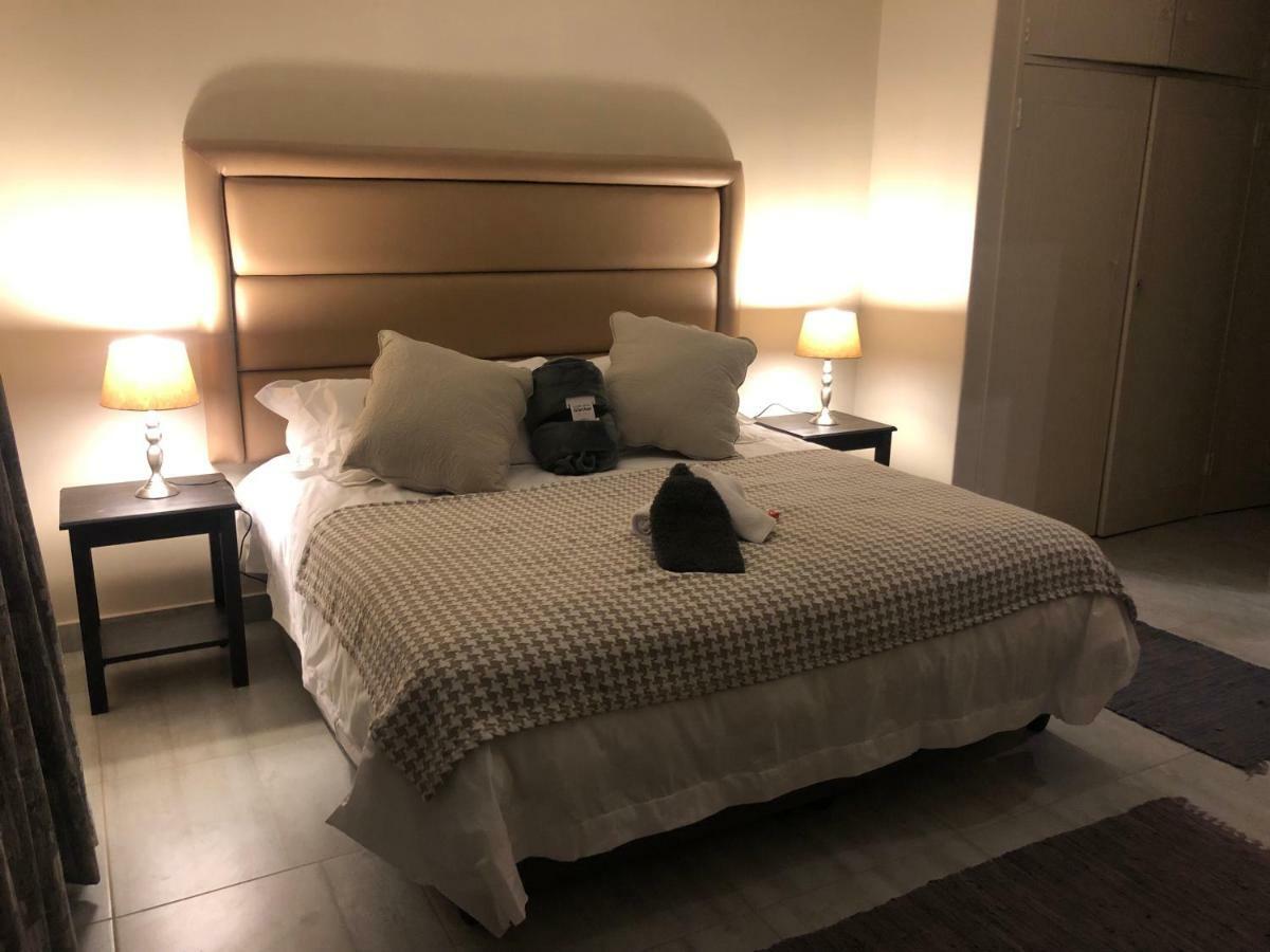8 On Acacia Guesthouse Bedfordview Екстер'єр фото