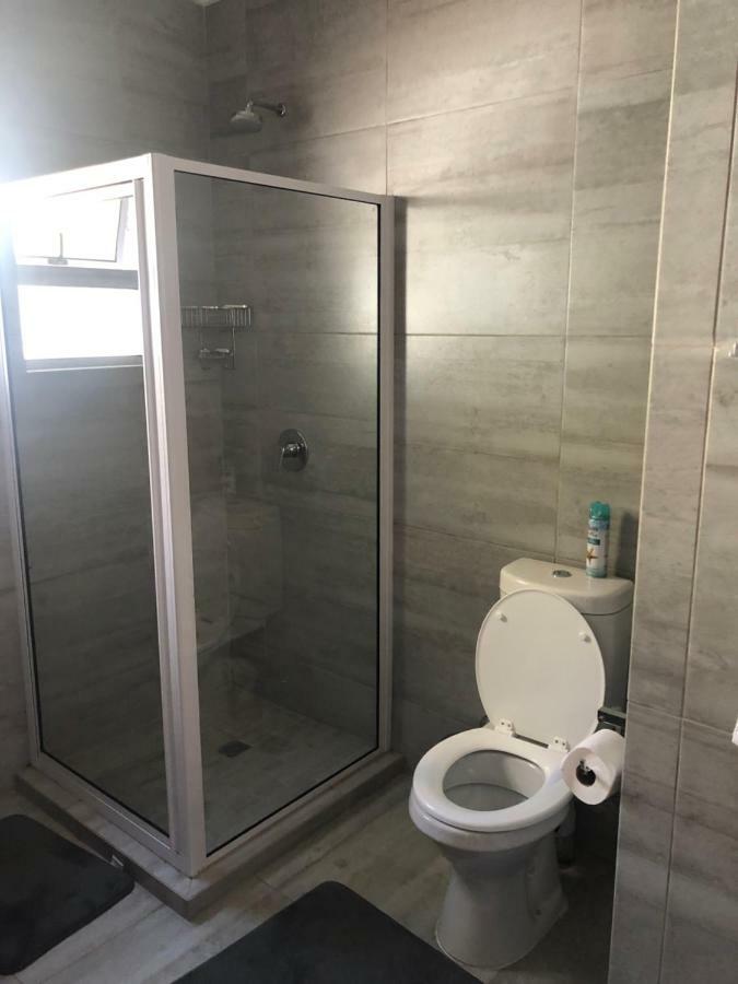 8 On Acacia Guesthouse Bedfordview Екстер'єр фото
