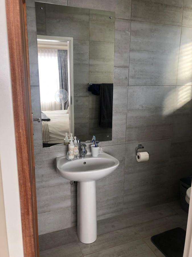 8 On Acacia Guesthouse Bedfordview Екстер'єр фото