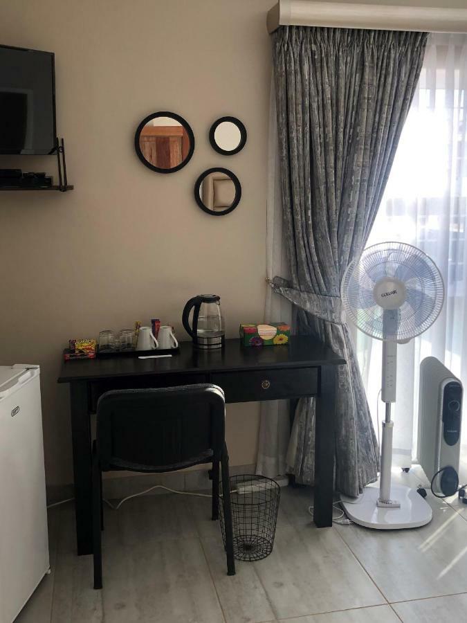 8 On Acacia Guesthouse Bedfordview Екстер'єр фото