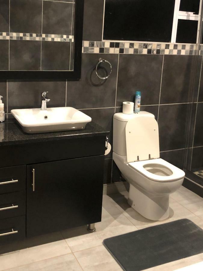8 On Acacia Guesthouse Bedfordview Екстер'єр фото