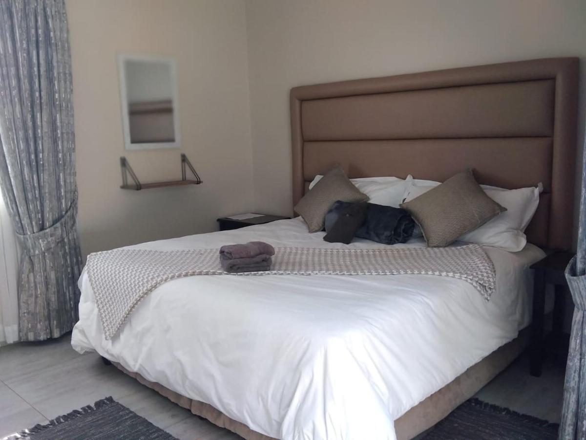 8 On Acacia Guesthouse Bedfordview Екстер'єр фото